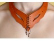Collier orange, en cuir avec laçage et perles en métal
