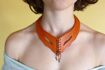 Collier orange, en cuir avec laçage et perles en métal