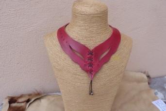 Collier turquoise, "tan", violet, orange, noir, marron, rouge,  en cuir avec laçage et perles en métal