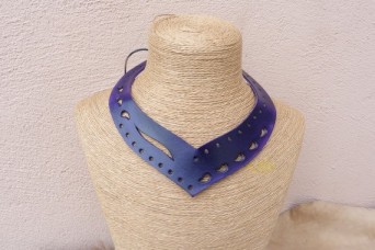 Collier violet, en cuir ajouré avec laçage et perles en métal