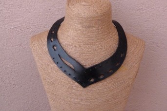 Collier noir, en cuir ajouré avec laçage et perles en métal