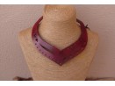 Collier violet, en cuir ajouré avec laçage et perles en métal