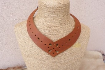 Collier ras du cou tan en cuir ajouré, très féminin, style médiéval