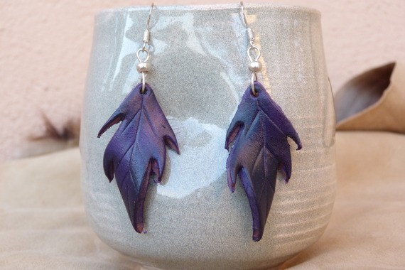 Petites feuilles en cuir violettes