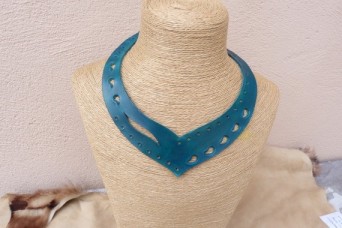 Collier turquoise, en cuir asymétrique ajouré