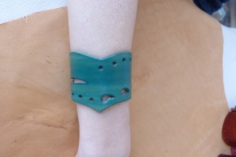 Bracelet turquoise en pointe en cuir ajouré