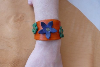 Bracelet orange en cuir "petites fleurs "