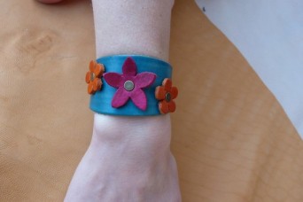Bracelet turquoise en cuir "petites fleurs "