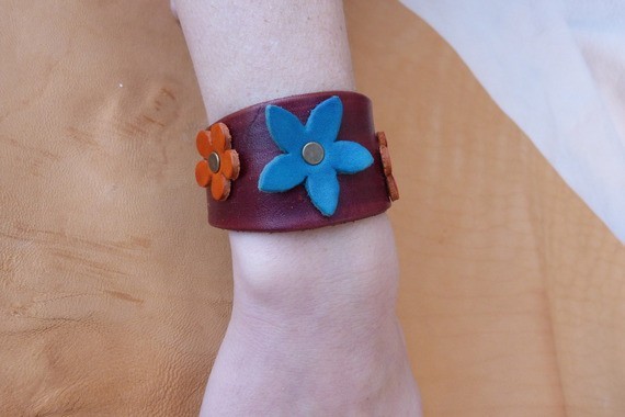 Bracelet marron en cuir "petites fleurs "