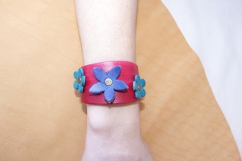 Bracelet rouge en cuir "petites fleurs "